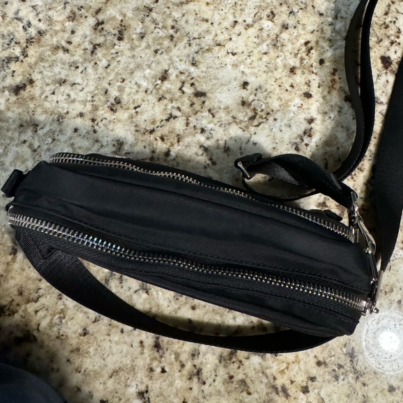 Lululemon Everywhere Crossbody Bag 2L - Picture 7 of 11